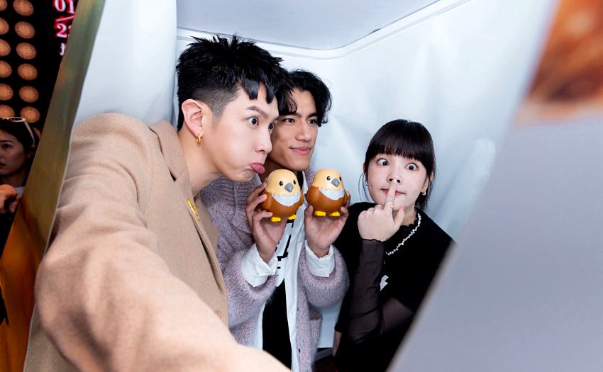 柯震東、朱軒洋與王淨在快閃店內拿著「大鵰」紓壓球俏皮合影,展現電影角色的互動默契。