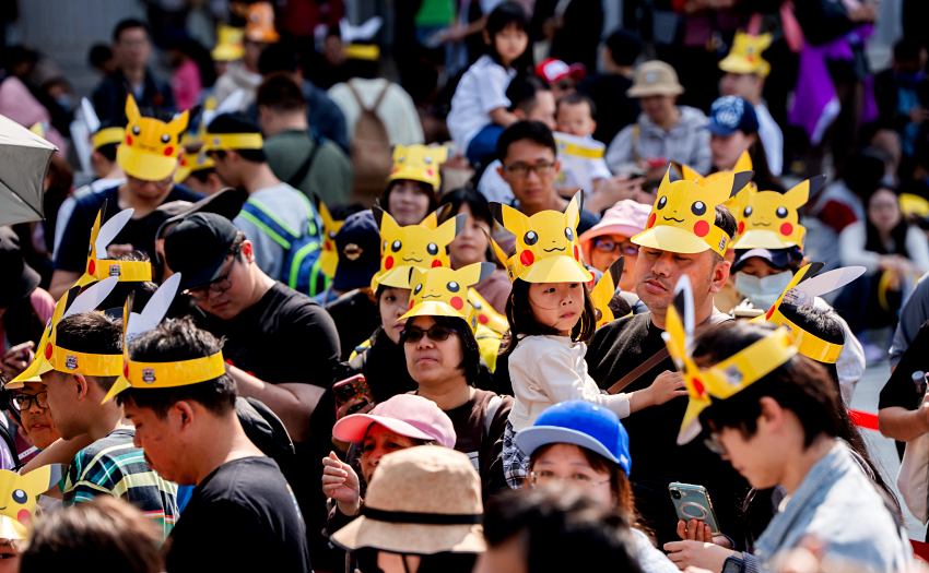 大量佩戴皮卡丘遮陽帽的訓練家齊聚台南都會公園參與活動盛會