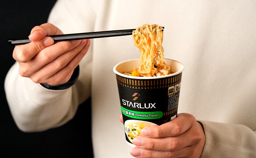星宇航空聯名日清杯麵開賣!獨家飛機造型魚板超吸睛,3款亞洲風味箱購免運只要1099元