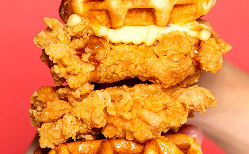 漢堡麵包退位！肯德基肉霸堡回歸，楓糖比利時鬆餅與雙層炸雞交織甜鹹應援新風味