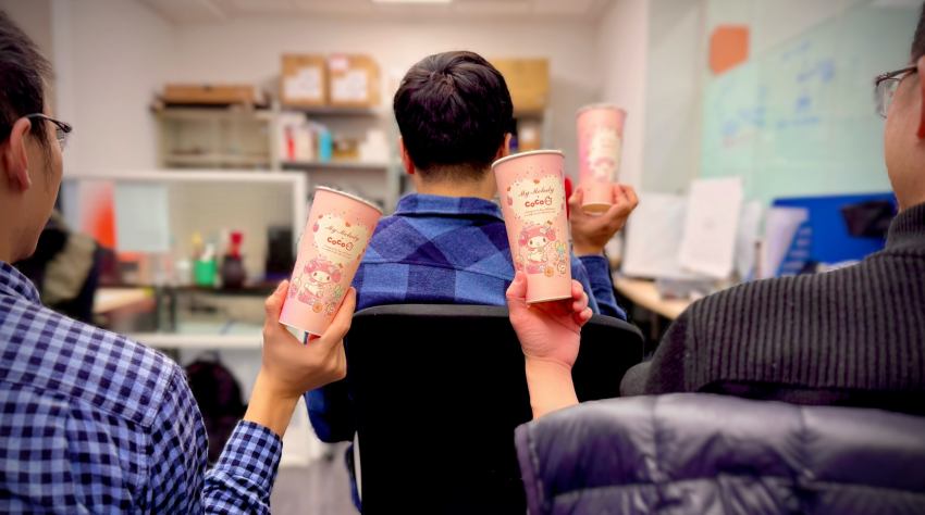 手搖飲控必看！CoCo都可2月4日推出莓好雙果茶買一送一，美樂蒂聯名系列包裝引發打卡熱潮，透過線上點購輕鬆享有秋冬療癒果茶。