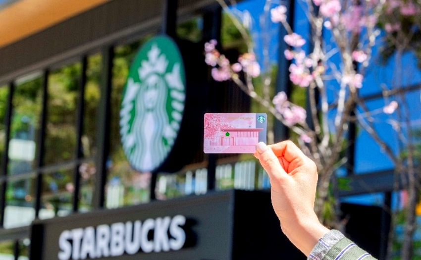 春日咖啡漫遊。星巴克林口文化北門市盛大開幕,落地窗前坐擁粉紅櫻花雨