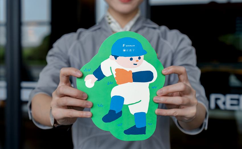 星宇航空攜手京盛宇打造空中應援團,台北飛東京航線送限定茶禮。