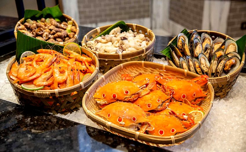 台北最美餐廳買一送一，萬豪Garden Kitchen雙人同行享主餐優惠，大廳酒吧指定酒款歡樂時光。