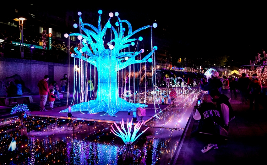 白色情人節約會首選，新莊中港大排光雕展星耀之樹點亮浪漫夜空