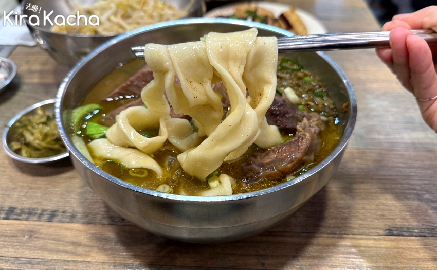 劍潭平價牛肉麵推薦，王艇長酢醬麵紅白兩色湯頭濃郁，老饕大推。