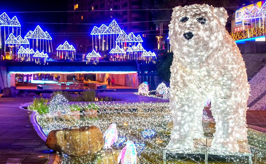 新北夜晚新亮點，中港大排300萬盞燈飾打造星河，火舞秀震撼開幕