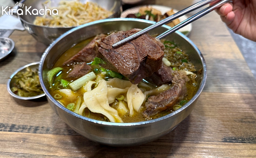 劍潭平價牛肉麵推薦，王艇長酢醬麵紅白兩色湯頭濃郁，老饕大推。