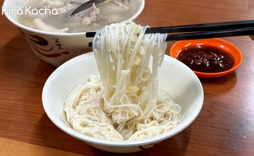 迪化街隱藏版美食,慈聖宮許仔豬腳麵線,Q彈腿庫與蒜味麵線的絕配。