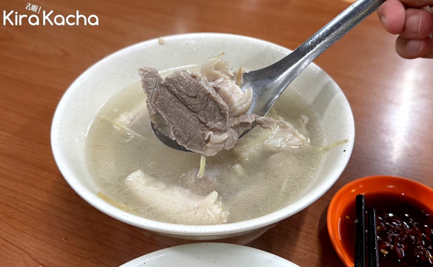 老台北人的台式早午餐,大稻埕慈聖宮許仔豬腳,清燉白湯免費續加。