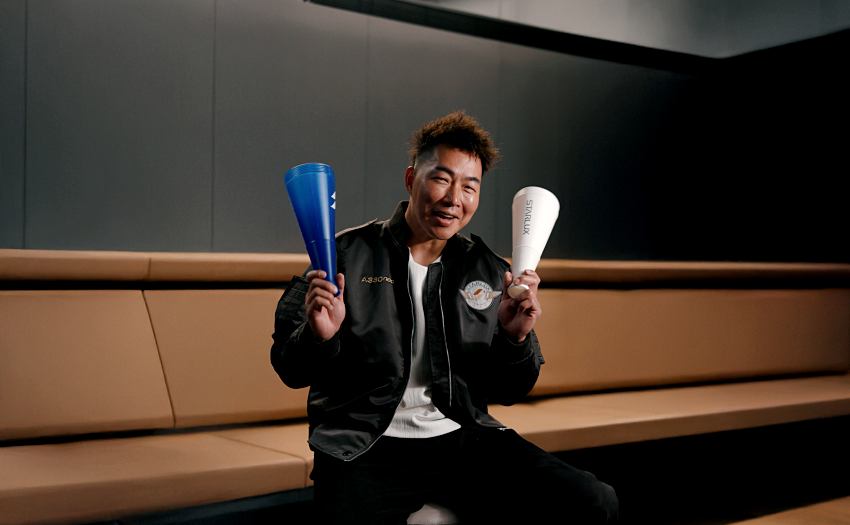 前旅美投手郭泓志現身應援,星宇航空空中應援團將棒球熱潮帶上高空。