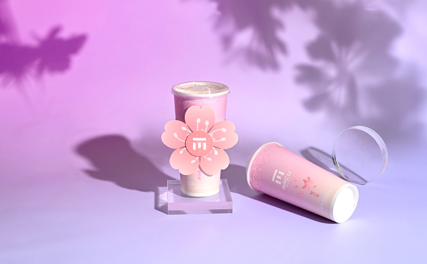 手搖飲也玩創意!麻古茶坊「櫻花旋轉杯套」互動設計,三月限時優惠看這裡