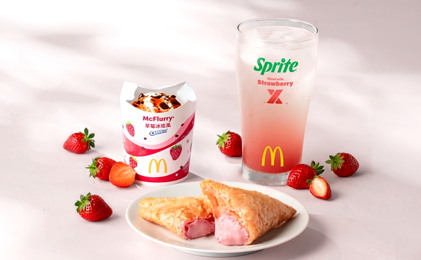 草莓控必看！麥當勞草莓白巧克力三角派限時開賣，金選咖啡加入甜心卡