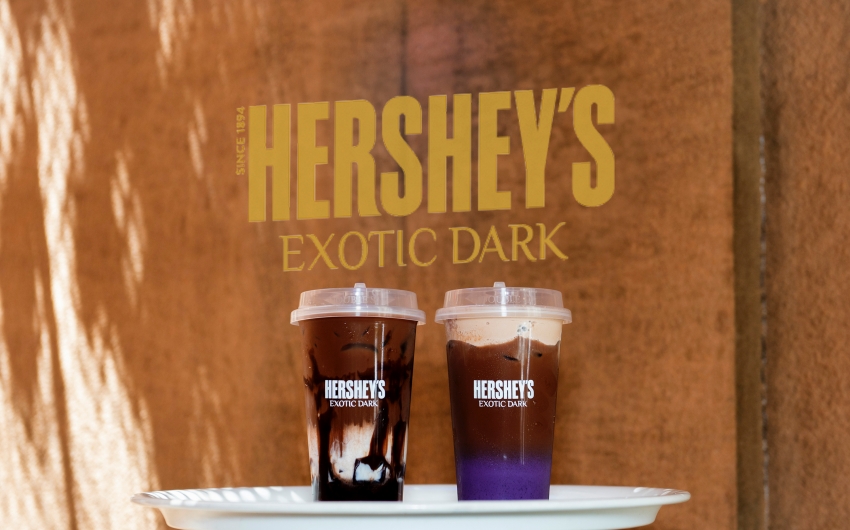 HERSHEY’S Exotic Dark攜手ODD ONE OUT，藍莓奶蓋與紅石榴粉粿飲品限時開賣