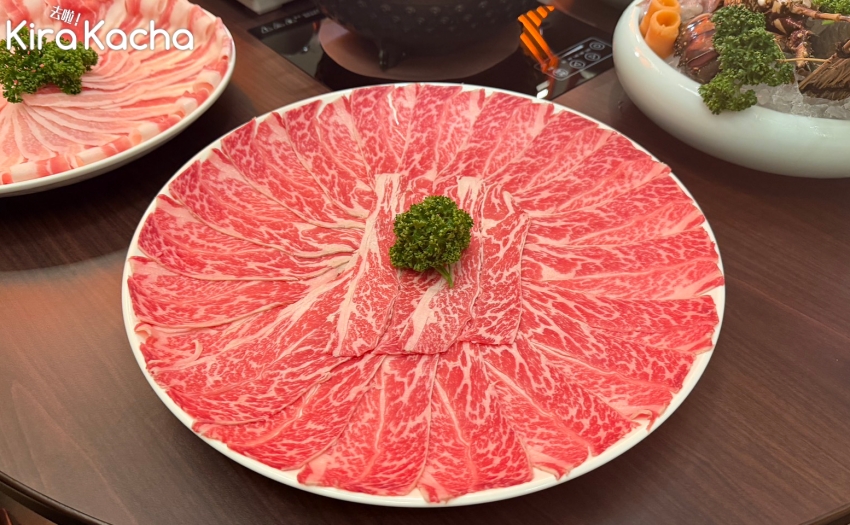 信義區深夜食堂再加1！鼎王ATT店開幕，加LINE領手搖飲再享鹽花霜淇淋