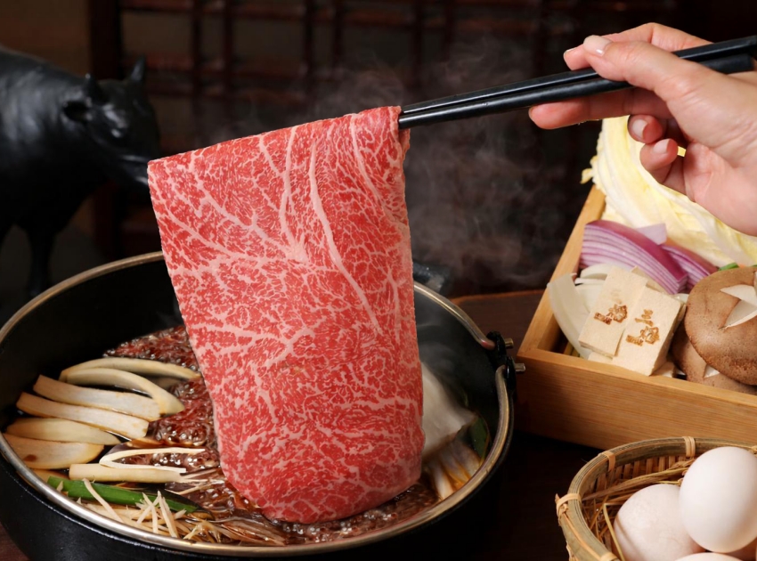 台北晶華三燔壽喜燒日本A5和牛吃到飽,加入APP會員現折1,000元。