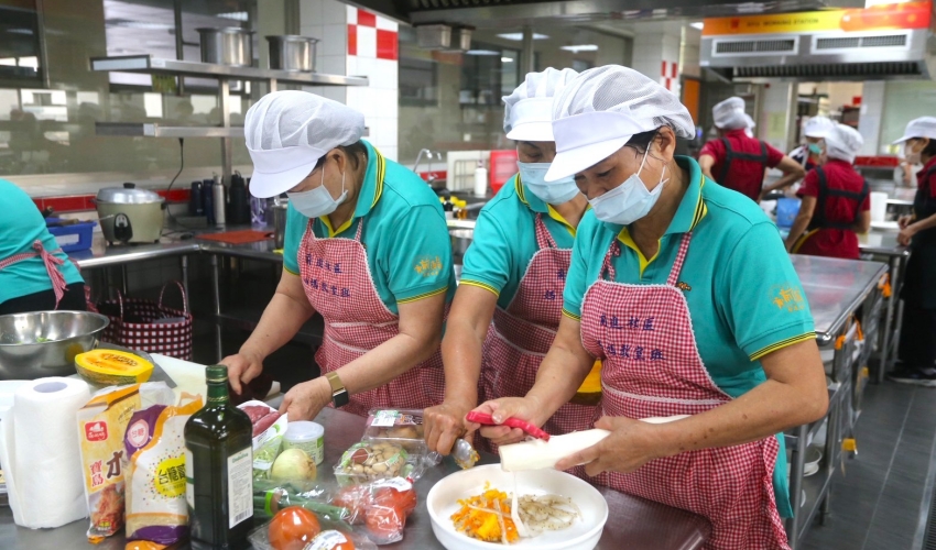 2026銀閃閃廚藝競賽屏東開跑，15處據點志工化身黑白大廚挑戰在地食材