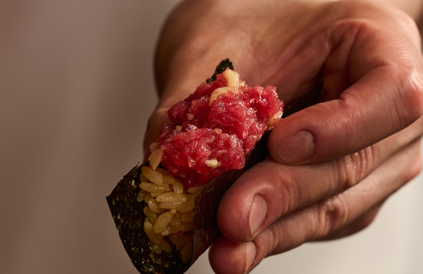 台中店限定的本鮪中腹澤庵手捲,由連續8年榮獲米其林一星的吉兆割烹壽司聯名創作