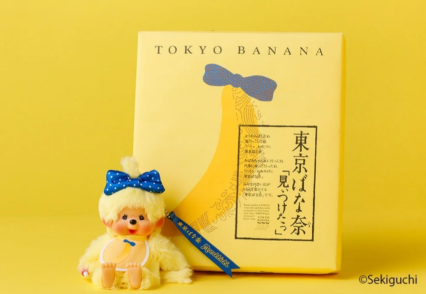 超人氣東京芭娜娜聯名夢奇奇吊飾重磅回歸,頭戴品牌招牌藍色蝴蝶結搭配滿版香蕉圍兜,軟萌吸手手造型讓人一秒融化,是今年必須入手的夢幻日系收藏。