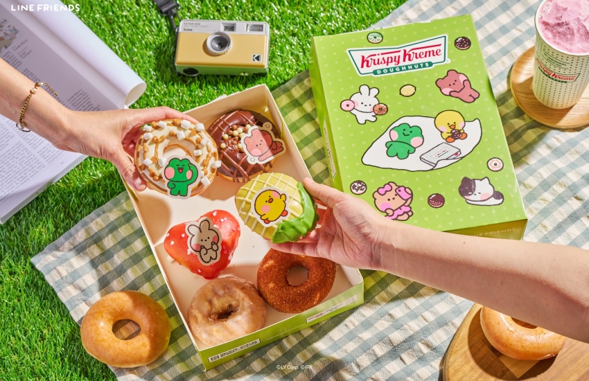 Krispy Kreme首度聯名LINE FRIENDS minini,推出放空夏令營主題盒裝甜甜圈,綠色與藍色外盒印滿可愛角色,提去辦公室分享絕對一秒變成全場焦點。