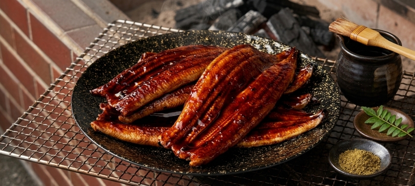 萬福屋採用日式七輪炭火セルフ烤肉風格,讓消費者可以親自動手現烤鰻魚,體驗焦香酥脆的口感。