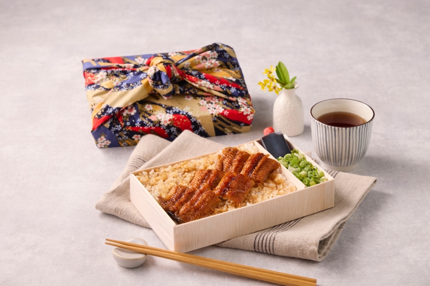 「うなぎ四代目菊かわ」於7月26日至7月28日土用丑日期間推出外帶小鰻丼買1送1優惠,加價40元即可升級精美的日式風呂敷包裝,在家也能享受滿滿的夏日儀式感