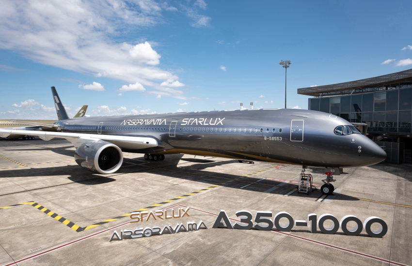 圖為星宇航空與日本藝術家空山基聯名打造的首架彩繪機A350-1000空山銀,機身編號B-58553,完美展現高濃度特殊雲母塗料的冷冽液態金屬質感。