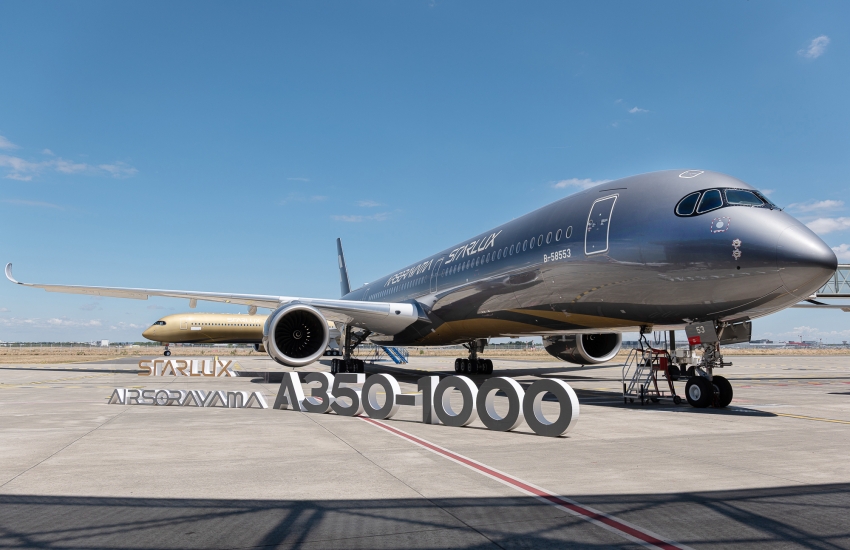 圖為星宇航空A350-1000空山基藝術機,前方為空山銀機身,後方則為首度驚喜同場亮相的空山金,雙機呈現極致的金屬美學工藝。