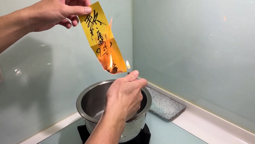農曆七月求心安真的不用跑斷腿!我看到486有免費代送霞海城隍廟祭改,還把平安符做成超可愛貼紙跟燈箱,這不準備起來怎麼行!