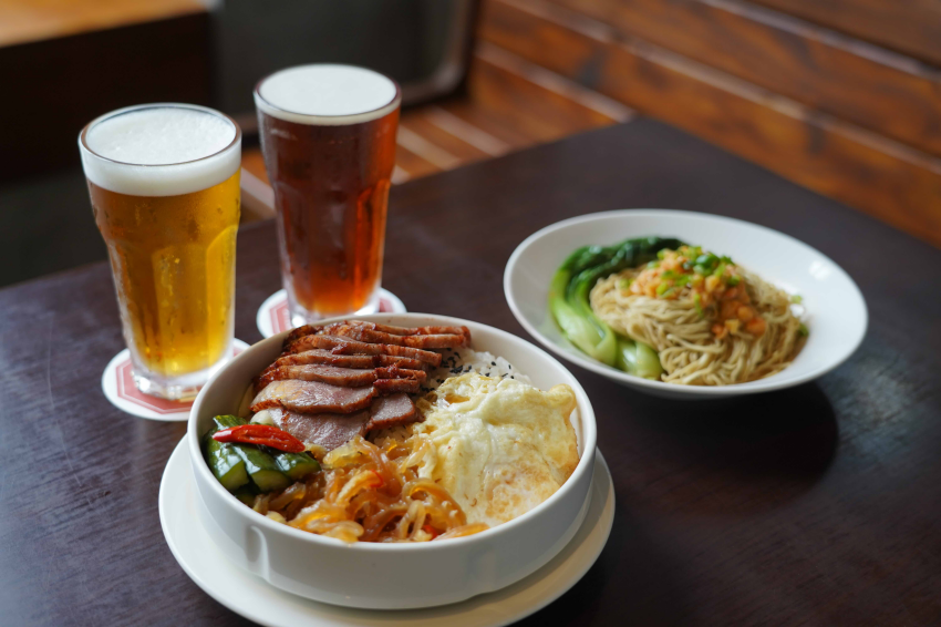 機關車庫港式燒臘飯與撈麵搭配飲品。圖/雲品國際提供