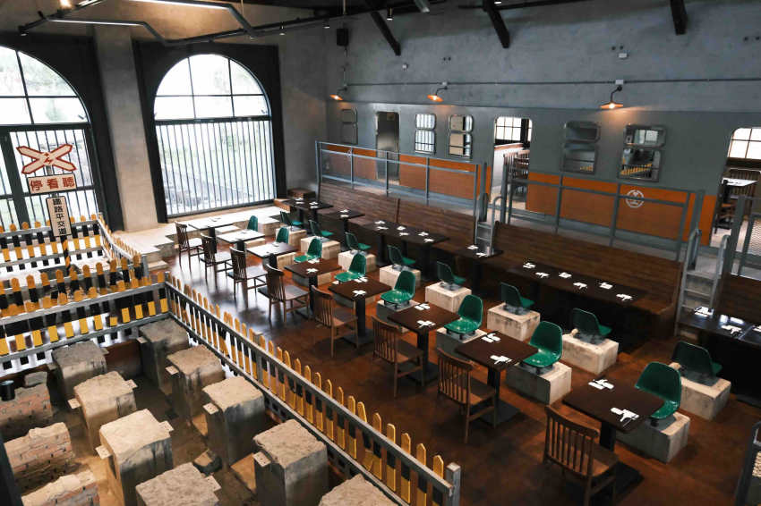 機關車庫Tea House 1917保留老建築結構,設有多組用餐座位。圖/雲品國際提供