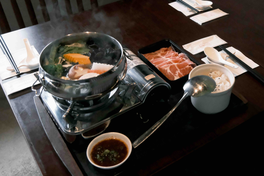 機關車庫港式個人鍋搭配肉品與白飯。圖/雲品國際提供