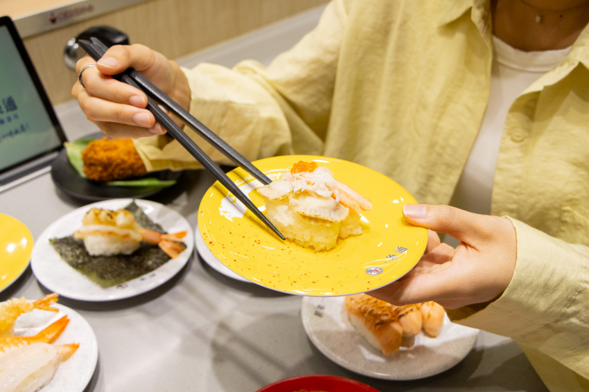 一条通蟹肉料理搭配黃色餐盤呈上