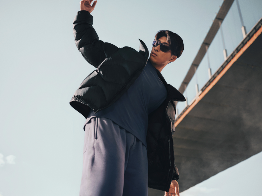 人物身穿lululemon黑色外套與深色上衣。圖／lululemon提供