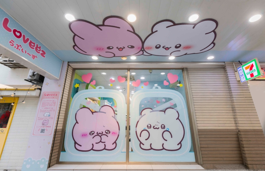 7-ELEVEN主題門市入口以Loveez角色與粉紅色系布置。圖/統一超商提供