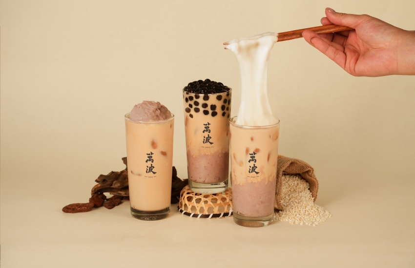 萬波3款芋泥奶茶同框，分別搭配米麻糬、波霸或單純芋泥。圖／萬波島嶼紅茶提供