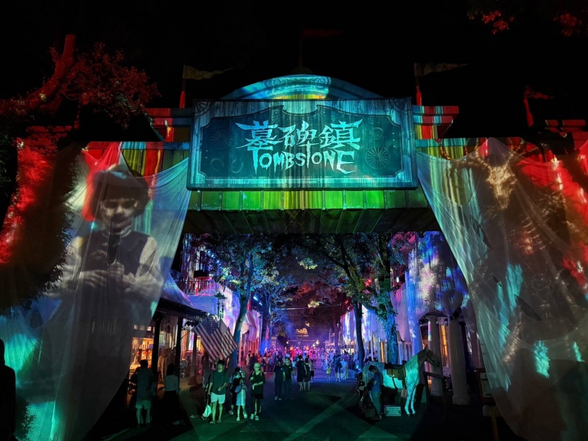 六福村墓碑鎮萬聖慶典以光影打造夜間園區場景。圖/六福旅遊集團提供