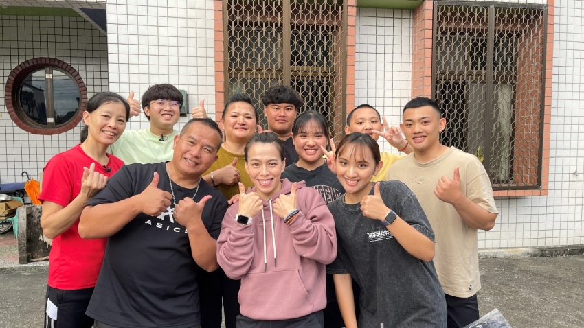 郭婞淳與受訪家庭成員合影。圖/公共電視提供