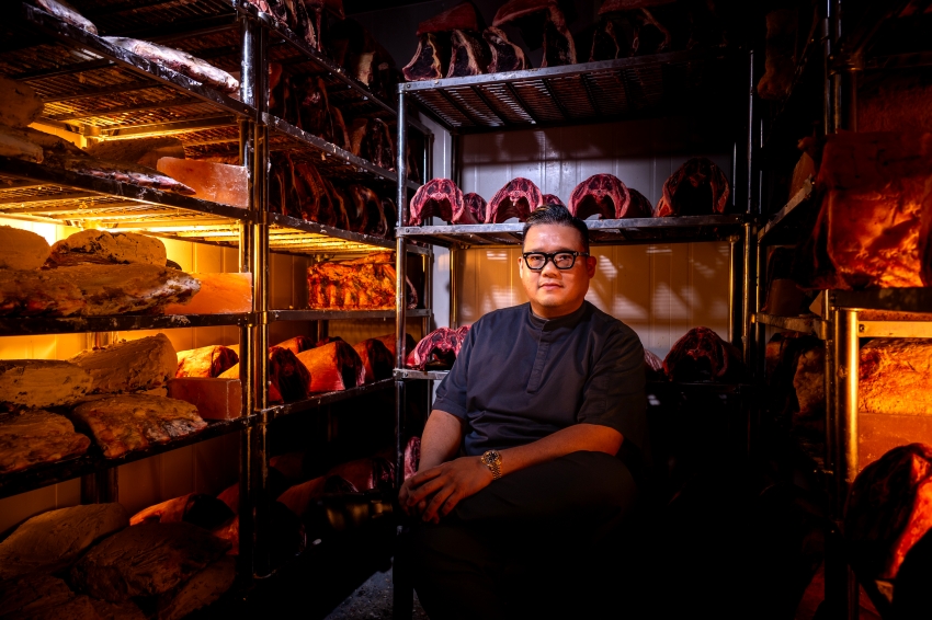 A CUT牛排館行政總主廚凌維廉於熟成肉品空間中入鏡。圖/台北國賓大飯店