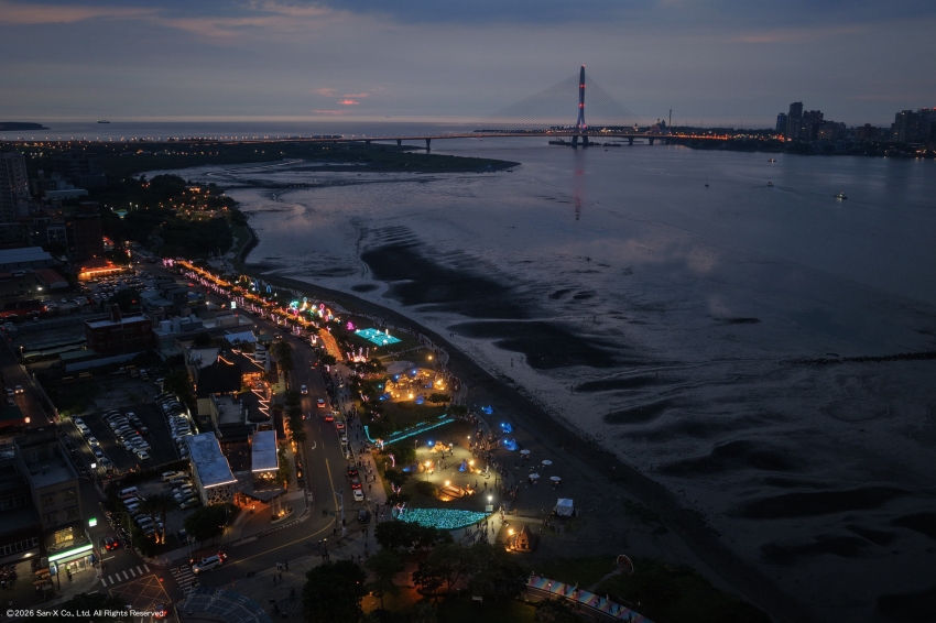 淡水河岸夜色與沿岸燈光呈現八里城市沙雕展夜間景觀。圖／新北市政府高灘地工程管理處提供