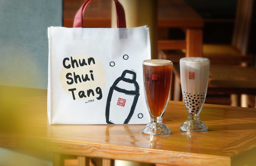 春水堂經典小提袋與飲品展示,滿額活動贈送提袋及飲品兌換券。圖/春水堂提供