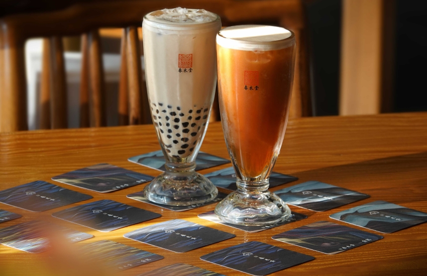 珍珠奶茶與茶飲搭配金馬聯名杯墊及餐墊紙。圖/春水堂提供