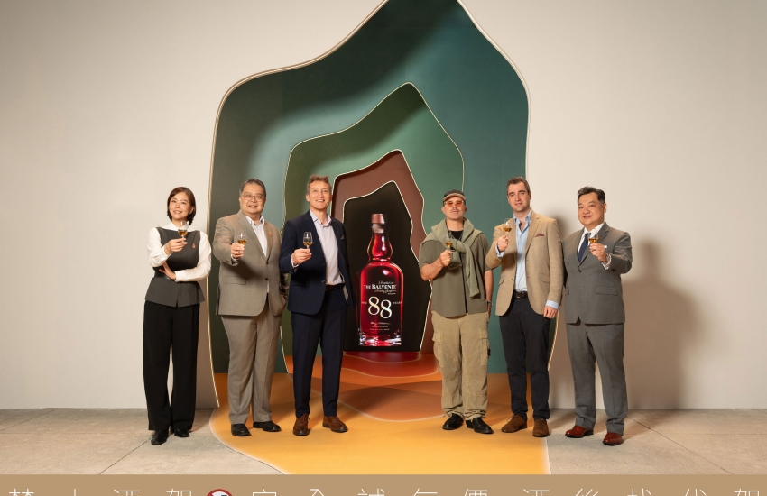 百富特展揭幕合影,現場以酒瓶造型入口及88年酒款視覺呈現主題。圖/格蘭父子提供
