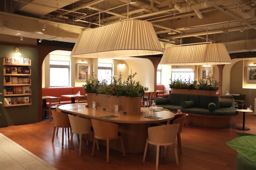 誠品會員聚所用餐空間設有木桌、座椅與吊燈。圖／誠品提供