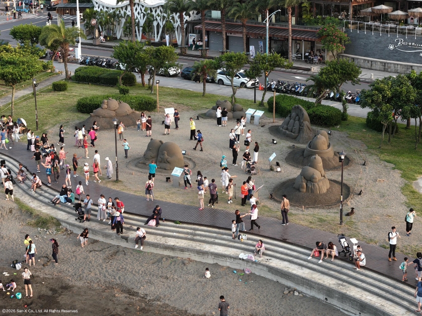 八里左岸公園沙雕展區可見多座沙雕作品與參觀民眾。圖／新北市政府高灘地工程管理處提供