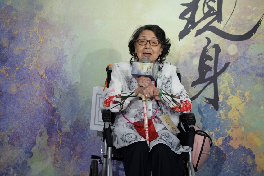 藝術家梁秀中於史博館「隱身到現身」特展開幕式致詞。圖/國立歷史博物館提供
