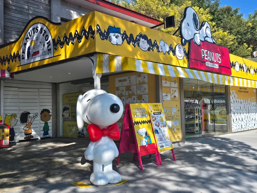 SNOOPY主題商店外設有史努比造型公仔與PEANUTS招牌。圖/六福村主題遊樂園提供