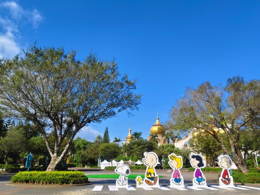 PEANUTS角色立牌沿著斑馬線排列,六福村萬聖祭增添漫畫場景。圖/六福村主題遊樂園提供