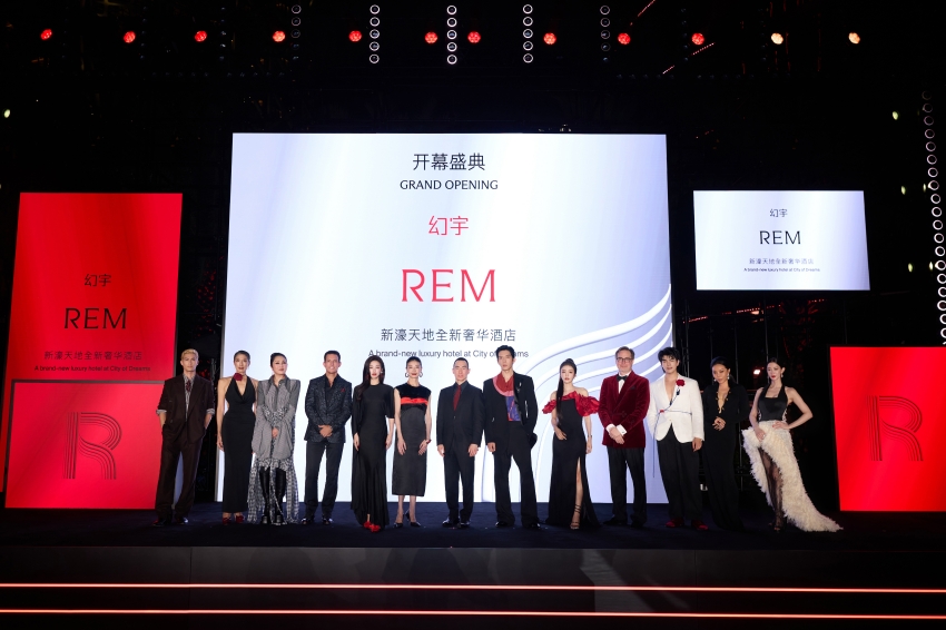 REM幻宇10月20日開幕盛典嘉賓合影,記錄酒店揭幕活動。圖/新濠天地提供