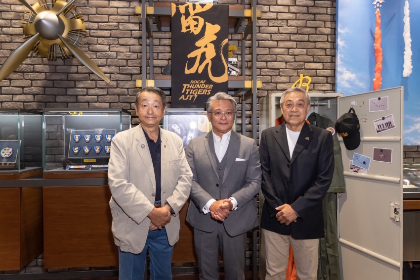 BREITLING百年靈與雷虎特技小組聯名腕錶相關合影。圖/BREITLING提供